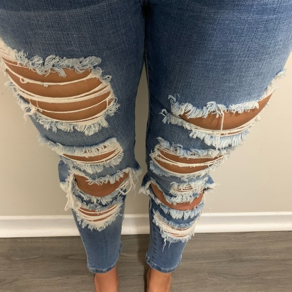 FashionNova Ripped ankle length jeans Size 3 - Picture 3 of 4